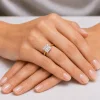 Sužadėtuvių žiedas su Princess deimantu (Lab Grown 2.00 ct) raudono aukso ant rankos