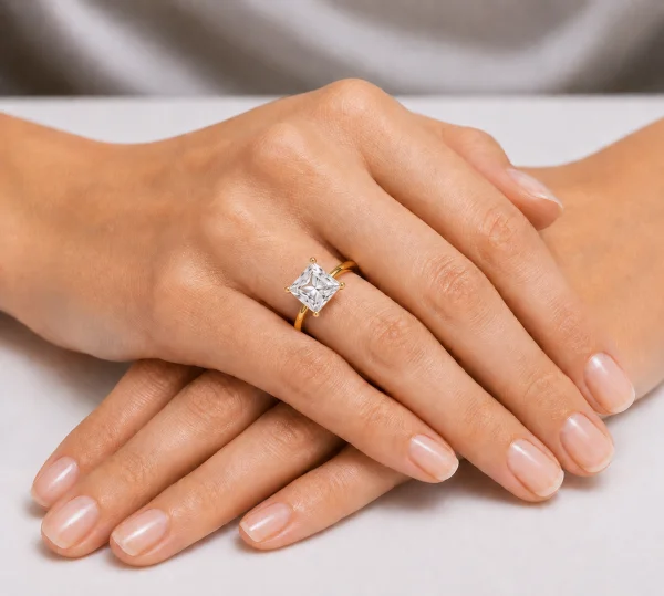 Sužadėtuvių žiedas su Princess deimantu (Lab Grown 2.00 ct) raudono aukso ant rankos