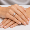 Balto aukso sužadėtuvių žiedas su Radiant deimantu (Lab Grown 1.00 ct) ant rankos