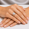 Geltono aukso sužadėtuvių žiedas su Radiant deimantu (Lab Grown 1.00 ct) ant rankos