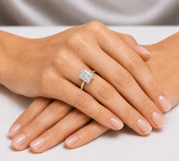 Geltono aukso sužadėtuvių žiedas su Radiant deimantu (Lab Grown 1.00 ct) ant rankos