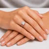 Raudono aukso sužadėtuvių žiedas su Radiant deimantu (Lab Grown 1.00 ct) ant rankos