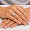 Raudono aukso sužadėtuvių žiedas su Radiant deimantu (Lab Grown 1.00 ct) ant rankos