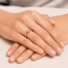 Raudono aukso sužadėtuvių žiedas su Round Blue deimantu (Lab Grown 0.50 ct) ant rankos