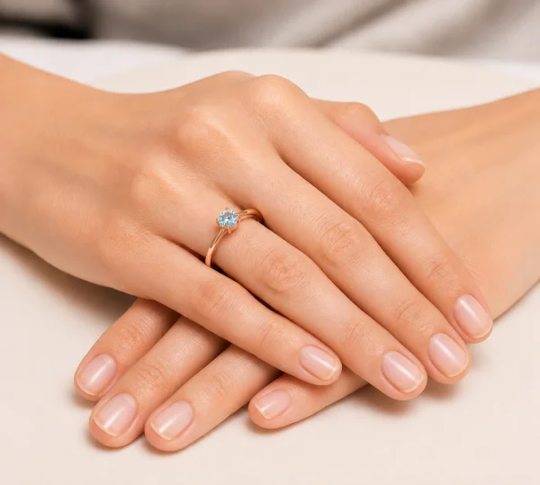 Raudono aukso sužadėtuvių žiedas su Round Blue deimantu (Lab Grown 0.50 ct) ant rankos