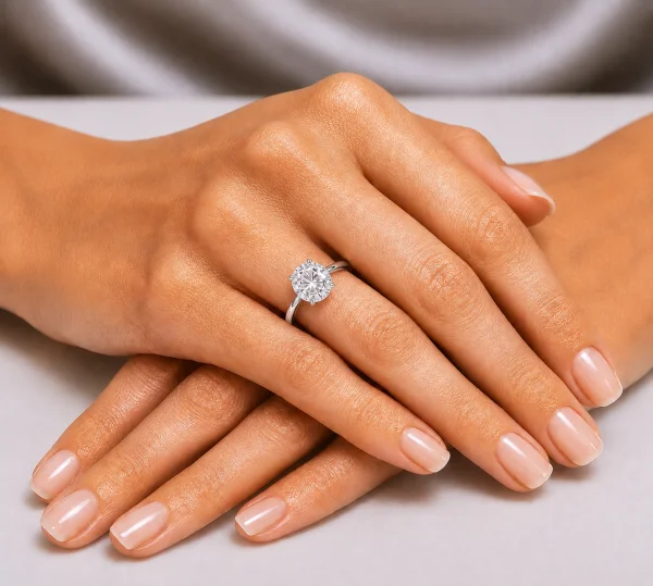 Balto aukso sužadėtuvių žiedas su Round deimantu (Lab Grown 1.00 ct) ant rankos