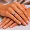 Raudono aukso sužadėtuvių žiedas su Round deimantu (Lab Grown 1.00 ct) ant rankos
