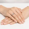 Žiedas su deimantu (Oval Blue Lab Grown 0.50 ct) geltono aukso ant rankos
