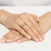 Žiedas su deimantu (Oval Blue Lab Grown 0.50 ct) geltono aukso ant rankos