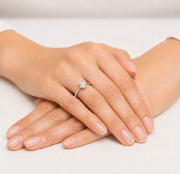 Žiedas su deimantu (Oval Lab Grown 0.50 ct) balto aukso ant rankos