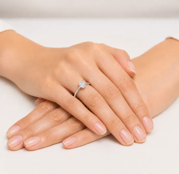 Žiedas su deimantu (Oval Lab Grown 0.50 ct) balto aukso ant rankos