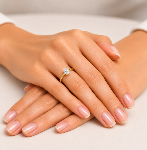Žiedas su deimantu (Oval Lab Grown 0.50 ct) geltono aukso ant rankos