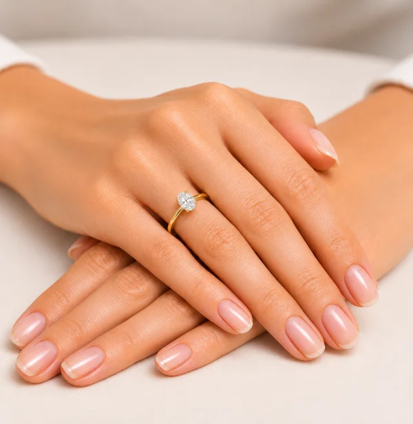 Žiedas su deimantu (Oval Lab Grown 0.50 ct) geltono aukso ant rankos