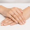 Žiedas su deimantu (Oval Pink Lab Grown 0.50 ct) geltono aukso ant rankos