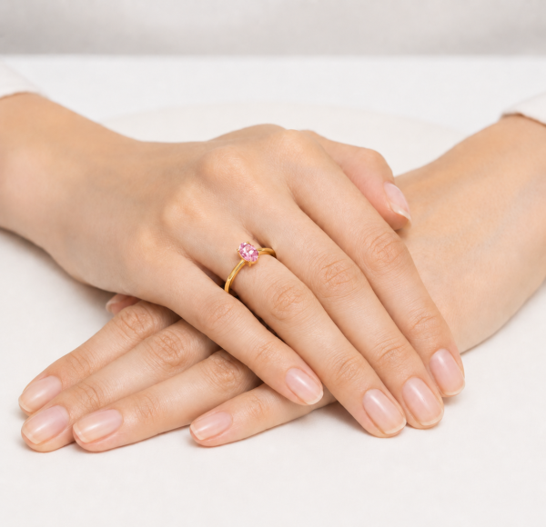Žiedas su deimantu (Oval Pink Lab Grown 0.50 ct) geltono aukso ant rankos