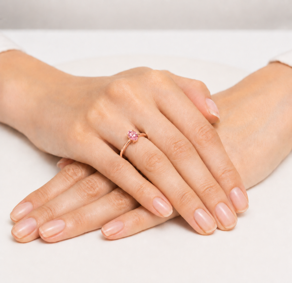 Žiedas su deimantu (Oval Pink Lab Grown 0.50 ct) raudono aukso ant rankos