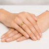 Žiedas su deimantu (Oval Yellow Lab Grown 0.50 ct) geltono aukso ant rankos