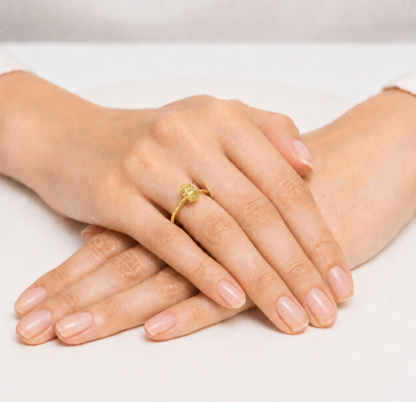 Žiedas su deimantu (Oval Yellow Lab Grown 0.50 ct) geltono aukso ant rankos