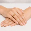 Žiedas su deimantu (Oval Yellow Lab Grown 0.50 ct) raudono aukso ant rankos
